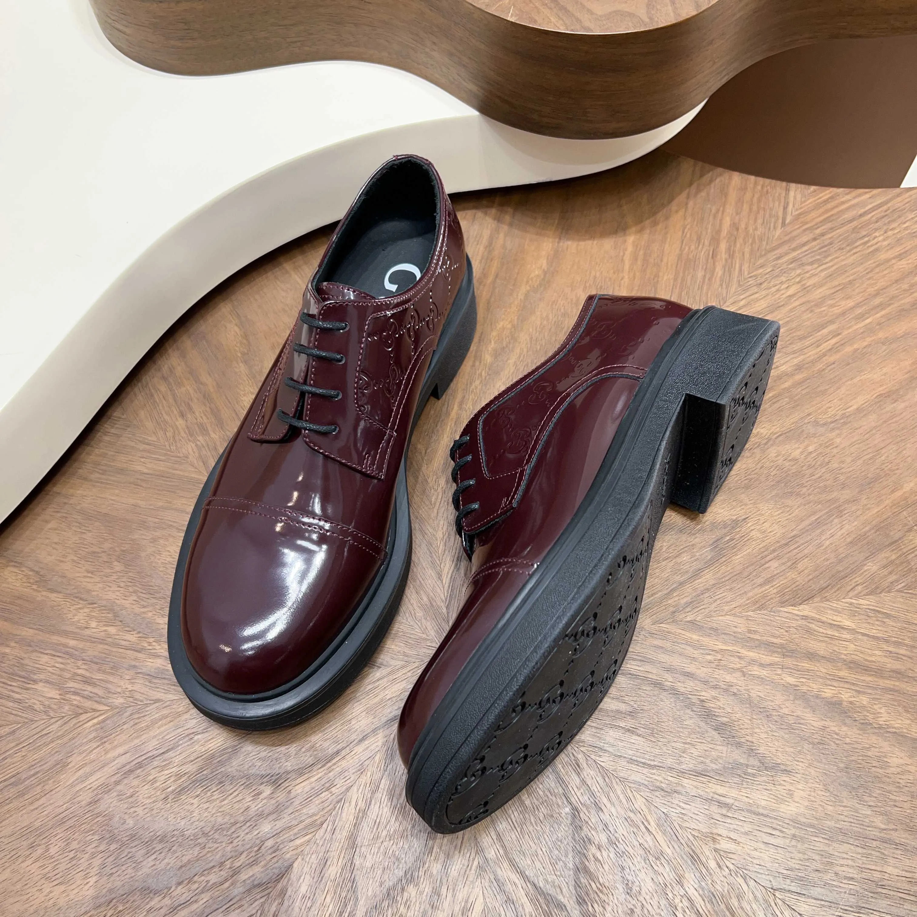 💰780 Gucci/Gucci new men’s lace-up shoes with GG details, matte cow leather derby shoes! The design of this men's lace-up shoe is rooted in the brand's heritage. Crafted from premium waxed cow leather, it is embellished with GG printed embossed suede leather details, a nod to Gucci's iconic monogram. The rubber sole decorated with GG pattern adds a touch of modern fashion to this design. Typical three-joint style design. European and American classic version, full calfskin lining. The overall upper texture is soft and the lining is comfortable and breathable. 2CM thickened soft rubber sole, easy to control. Versatile and stylish upper foot, multiple colors available to meet different matching needs, complete package! Size: 39-40-41-42-43-44 leather shoe size (38.45.46 can be customized)